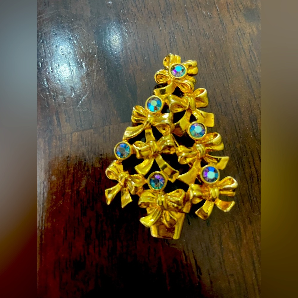 Holiday pin set